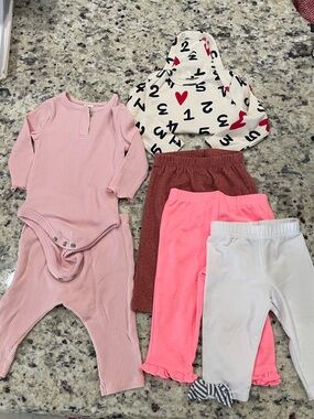 🌸 6 PC Bundle Baby girl 3-6 months Onesies pants and tops Gently used